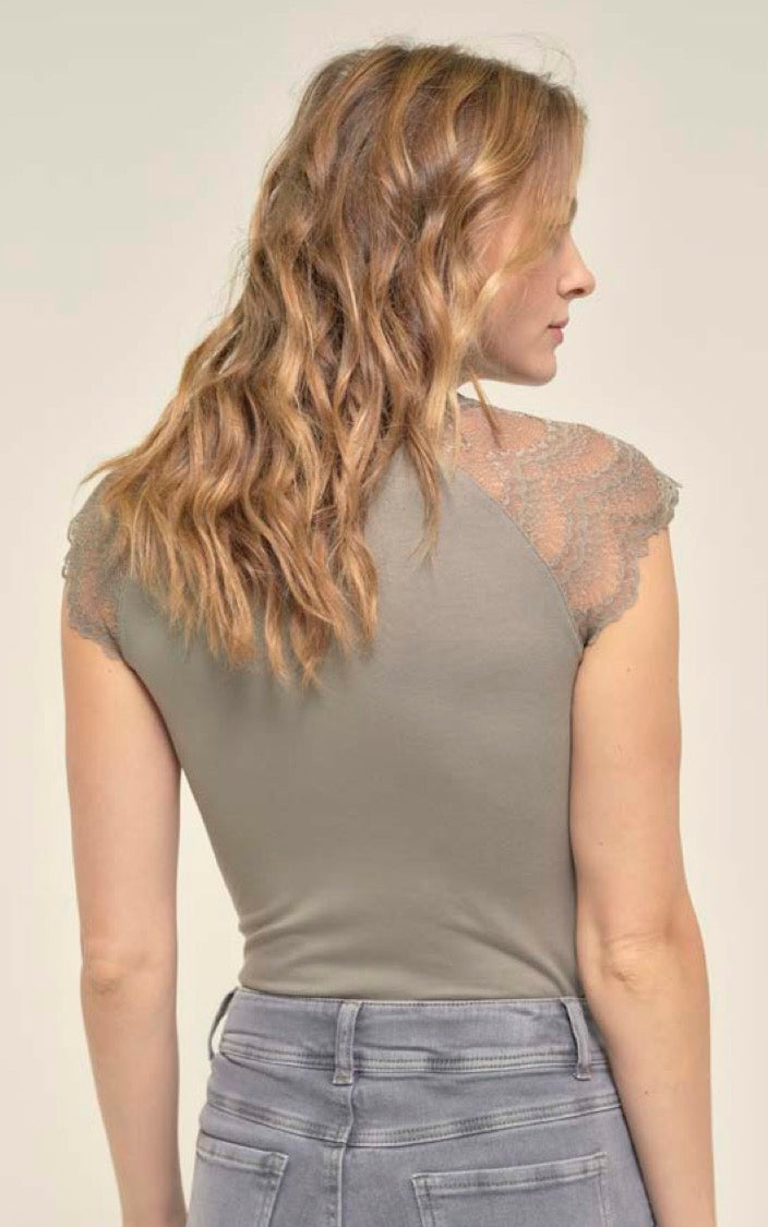 T-Shirt mit V-Ausschnitt und Spitzenärmeln