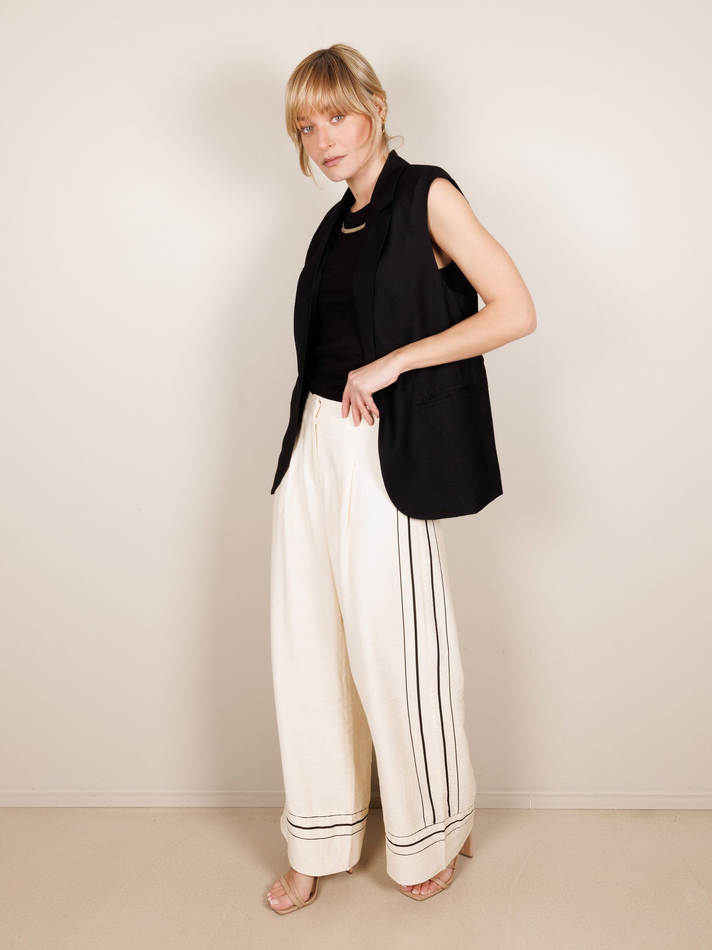 Weite, fließende Hose in Creme