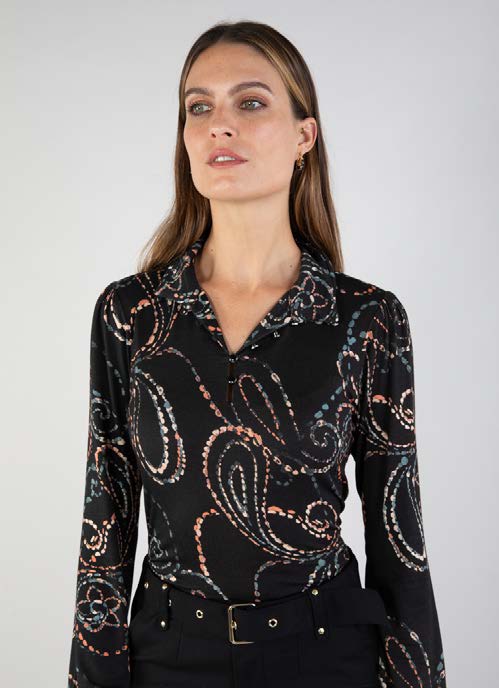 T-Shirt mit Stehkragen und Knöpfen