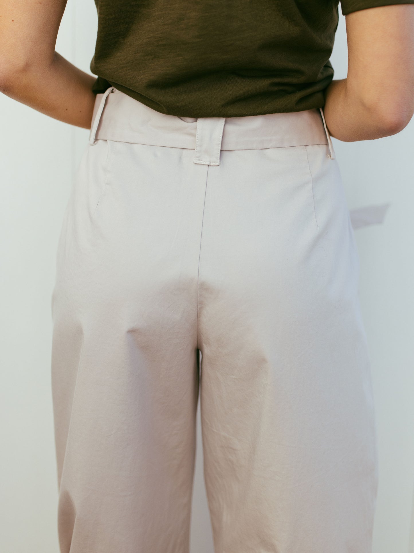 Weite Hose mit Gürtel
