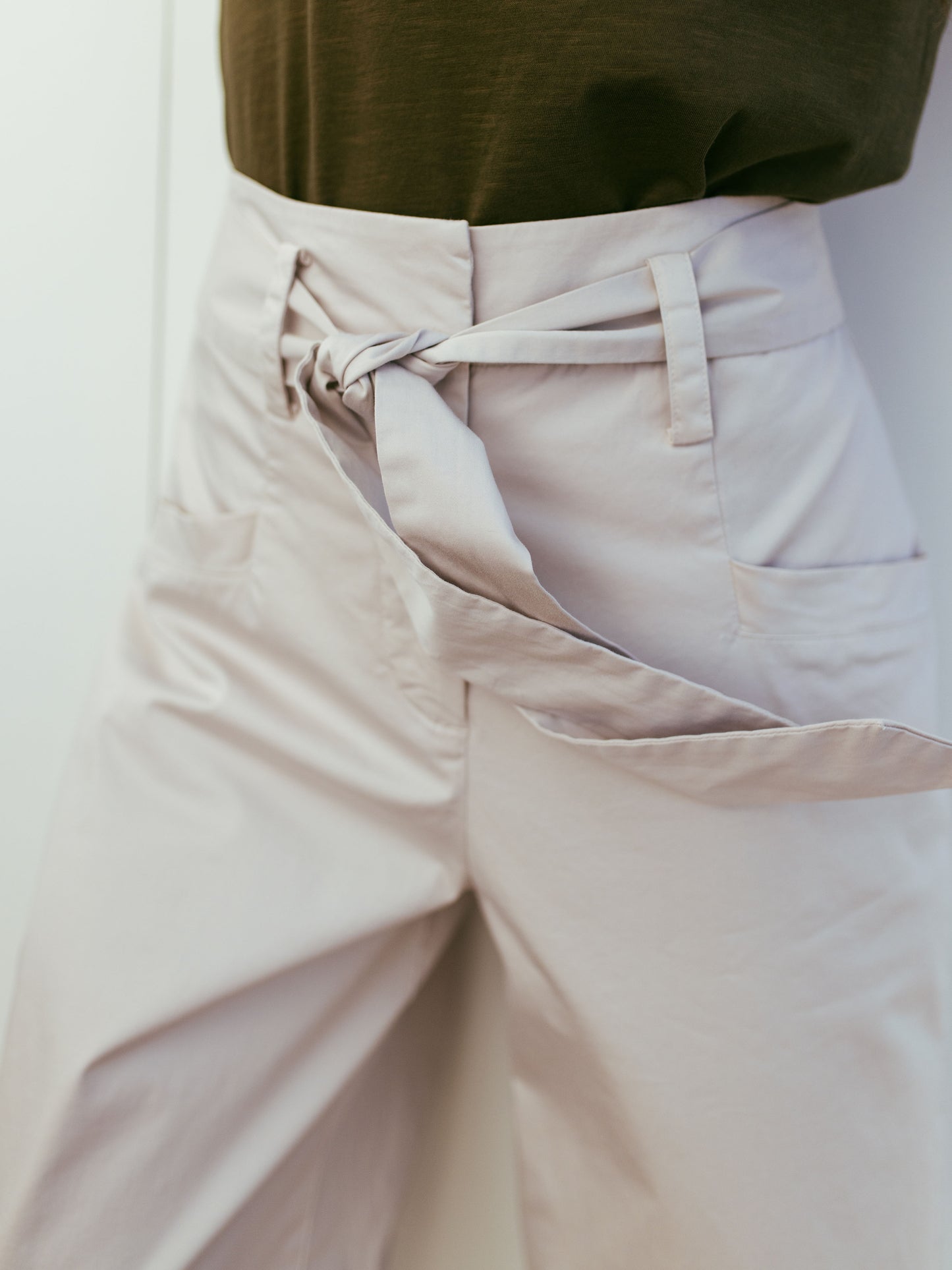 Weite Hose mit Gürtel