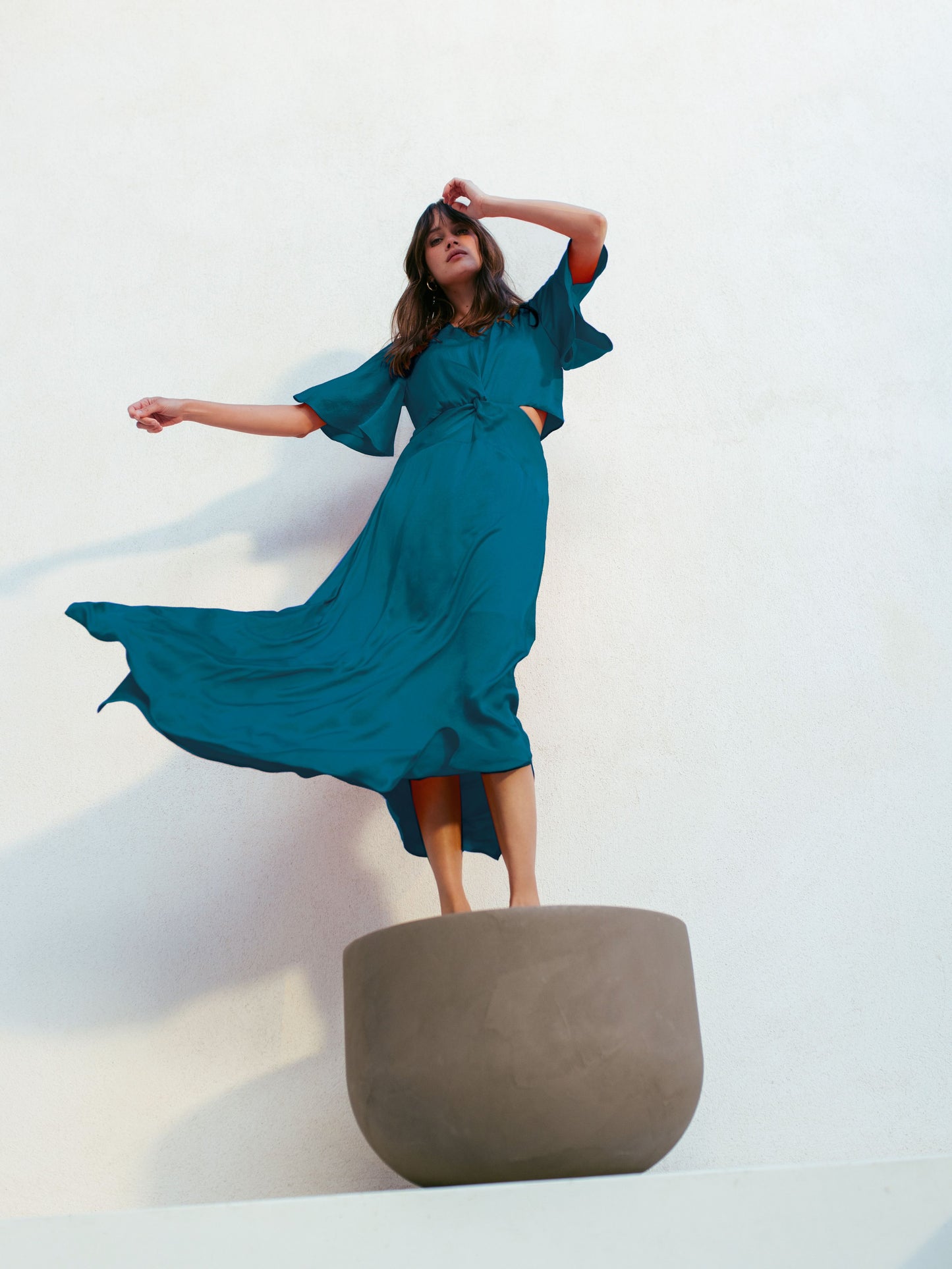 Einfarbiges langes Kleid aus Satin