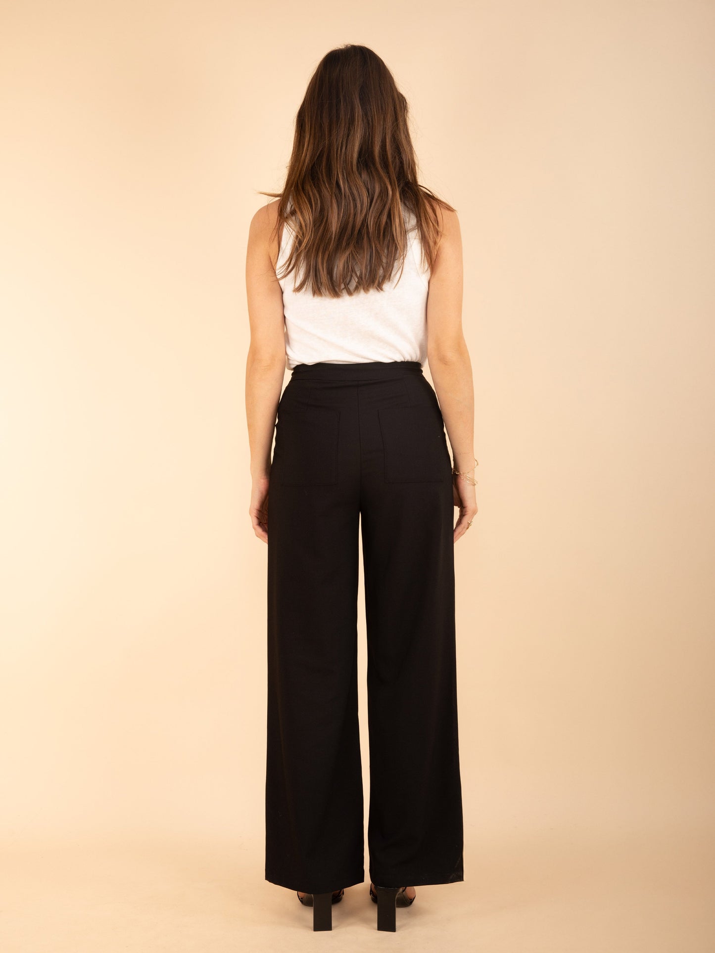 Weite, sportlich-schicke Hose in Schwarz