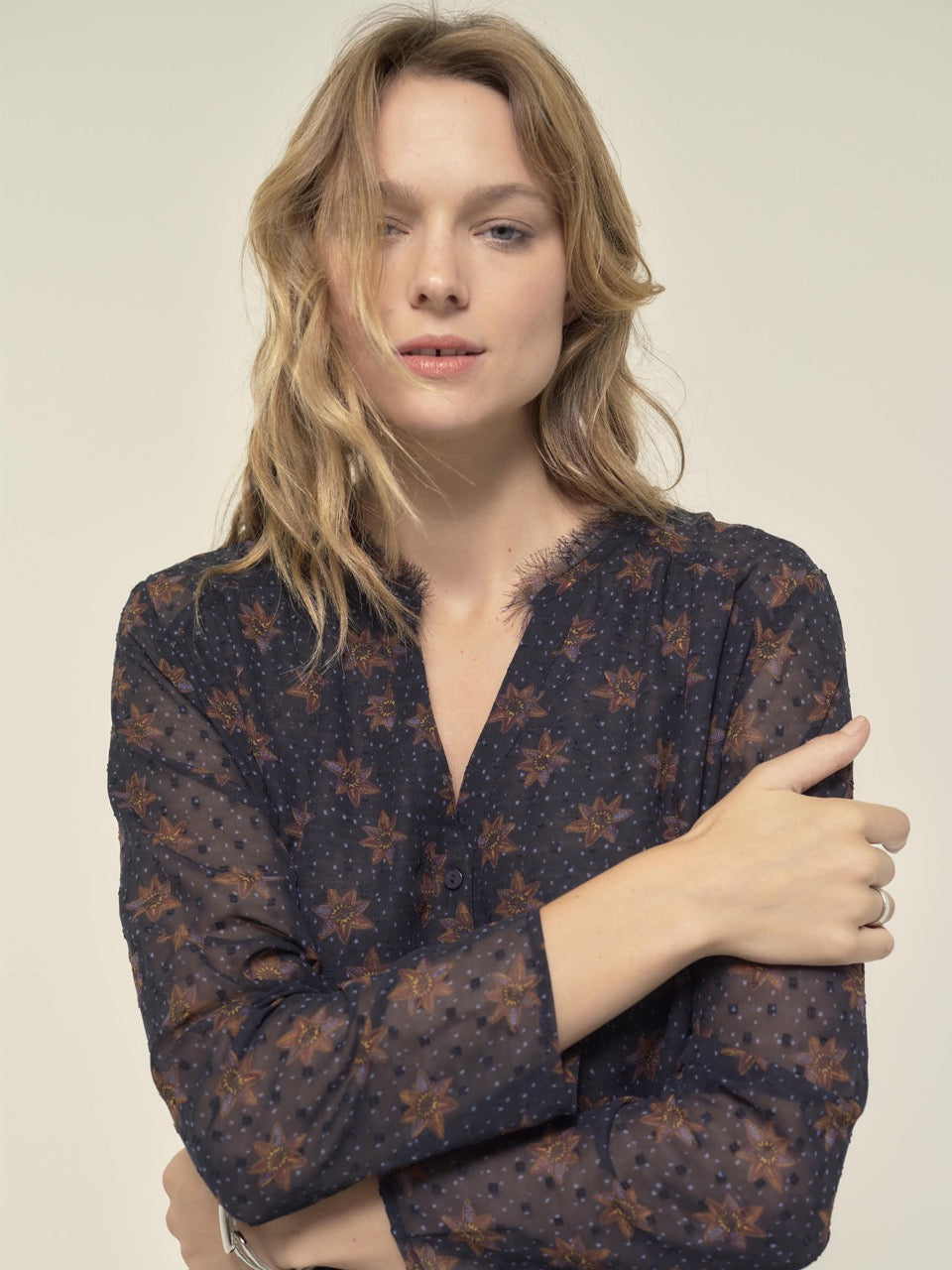 Bedrucktes Shirt mit Punkten & Blumen