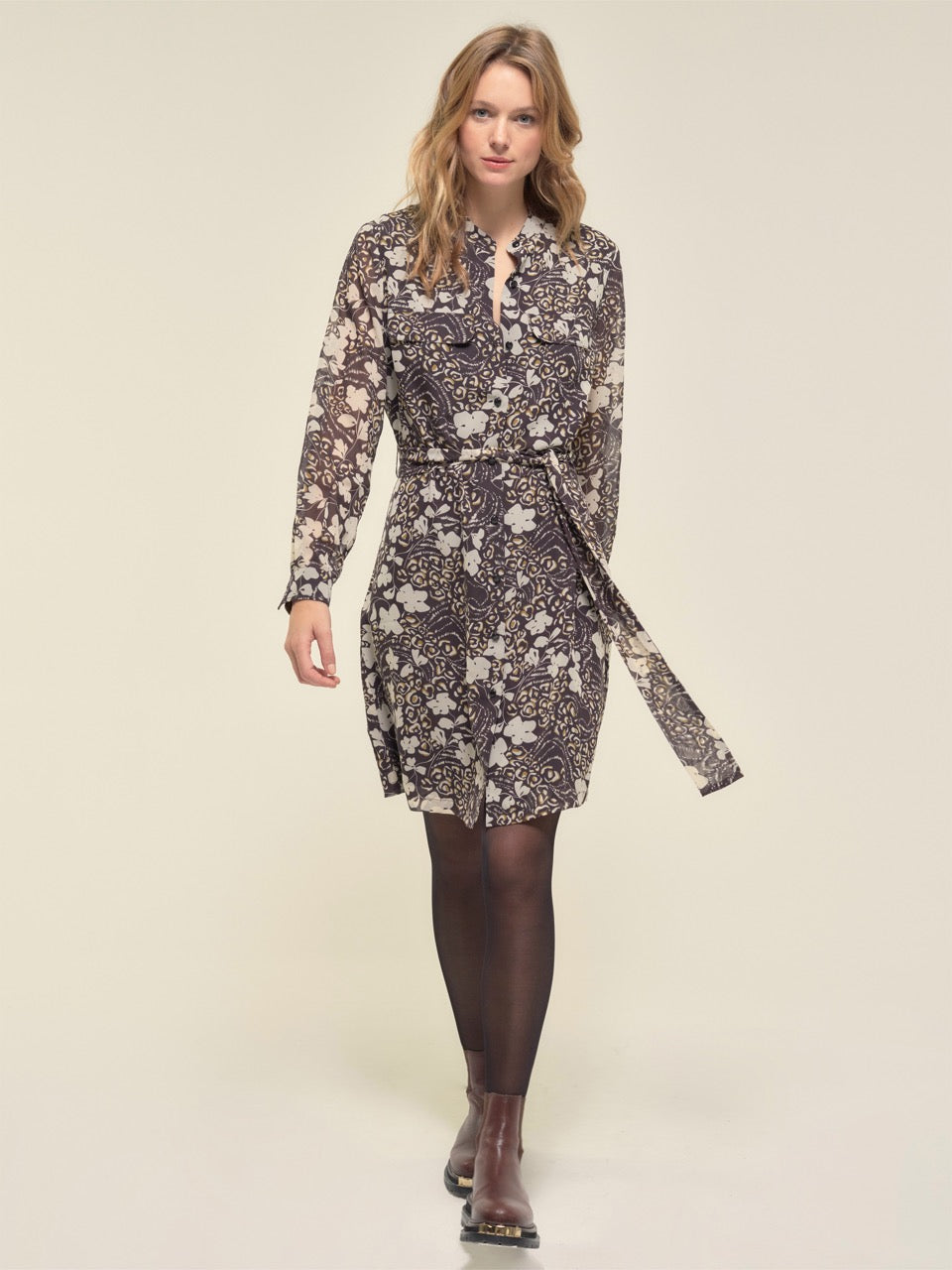 Kleid mit Blumenknöpfen