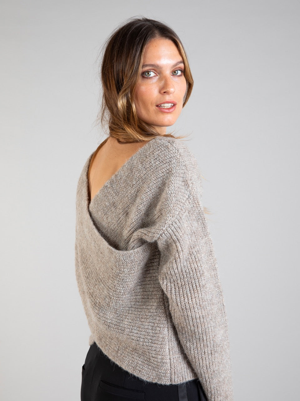 Überkreuzter Reverso-Pulli in Grau