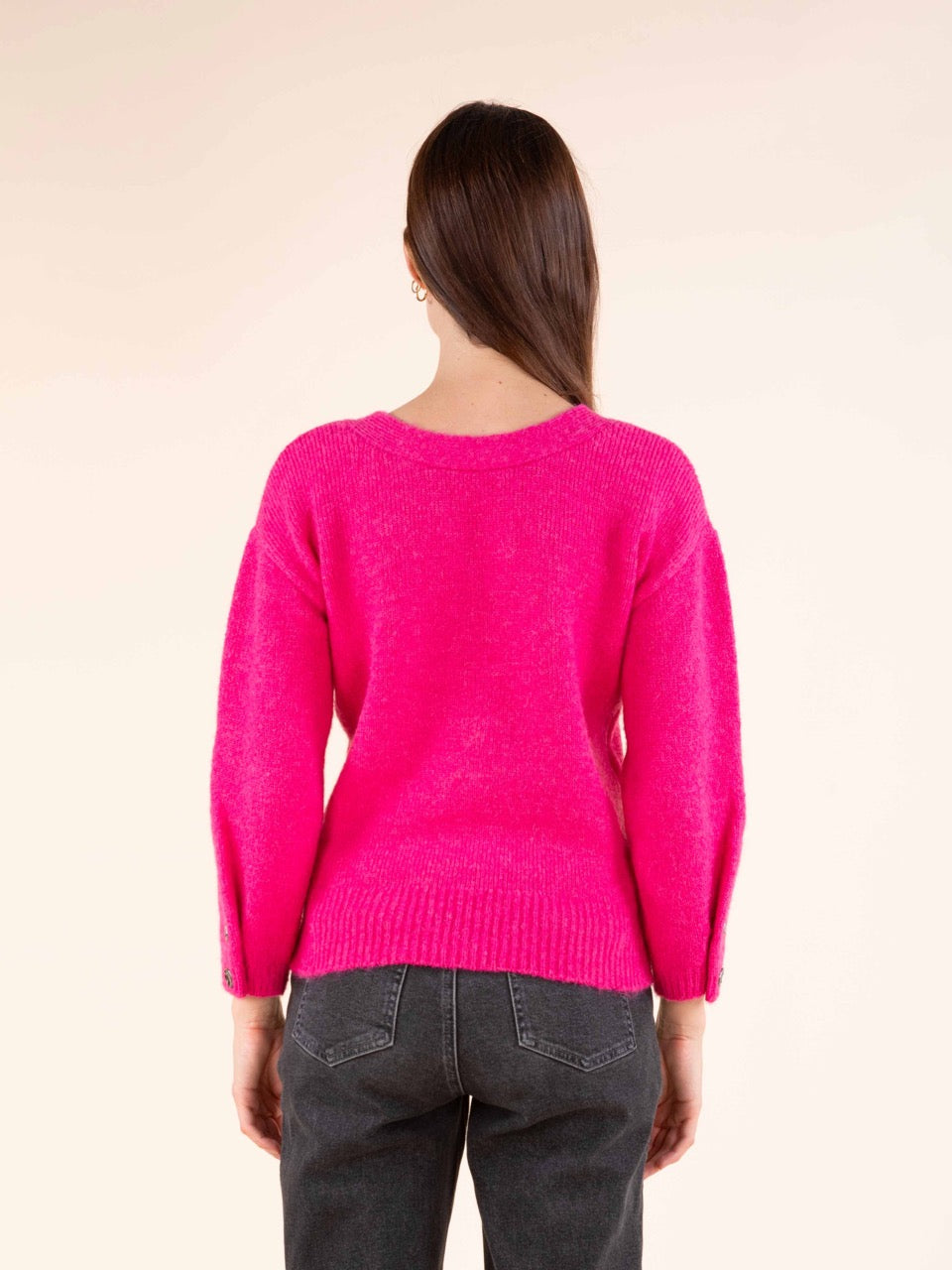 Strickjacke mit Zierknöpfen