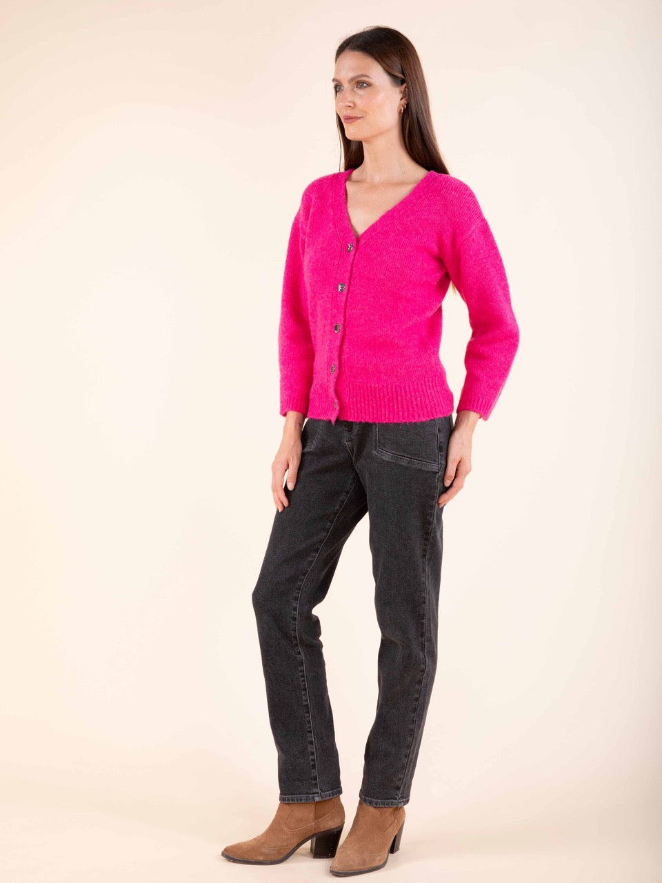 Strickjacke mit Zierknöpfen