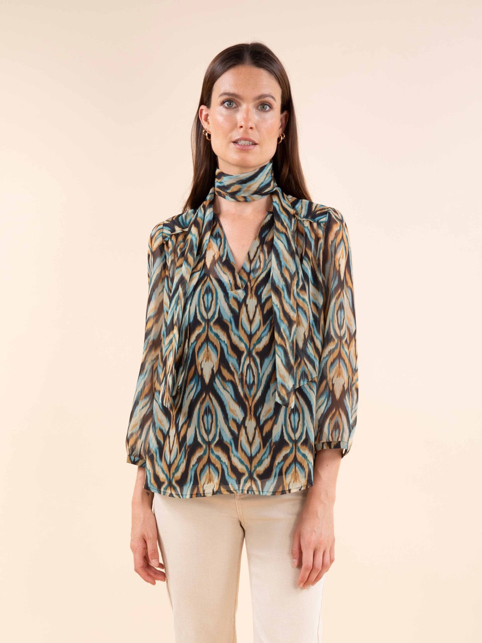 Fließende Bluse mit Pfauenprint