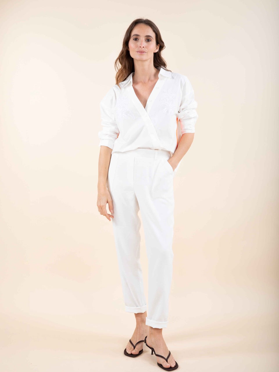 Fließende Hose mit Gürtel in Weiß