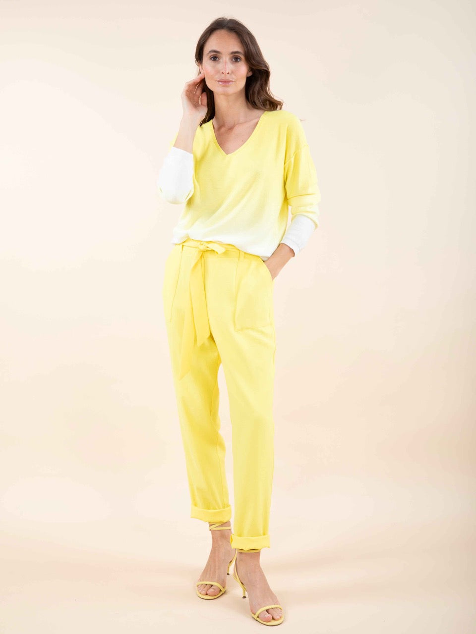 Fließende Hose mit Gürtel in Gelb