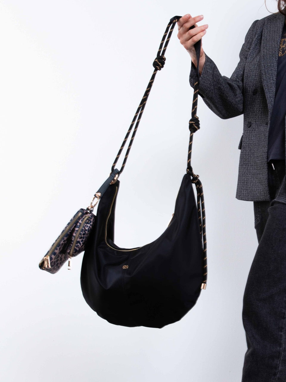 Große Halbmondtasche in Schwarz