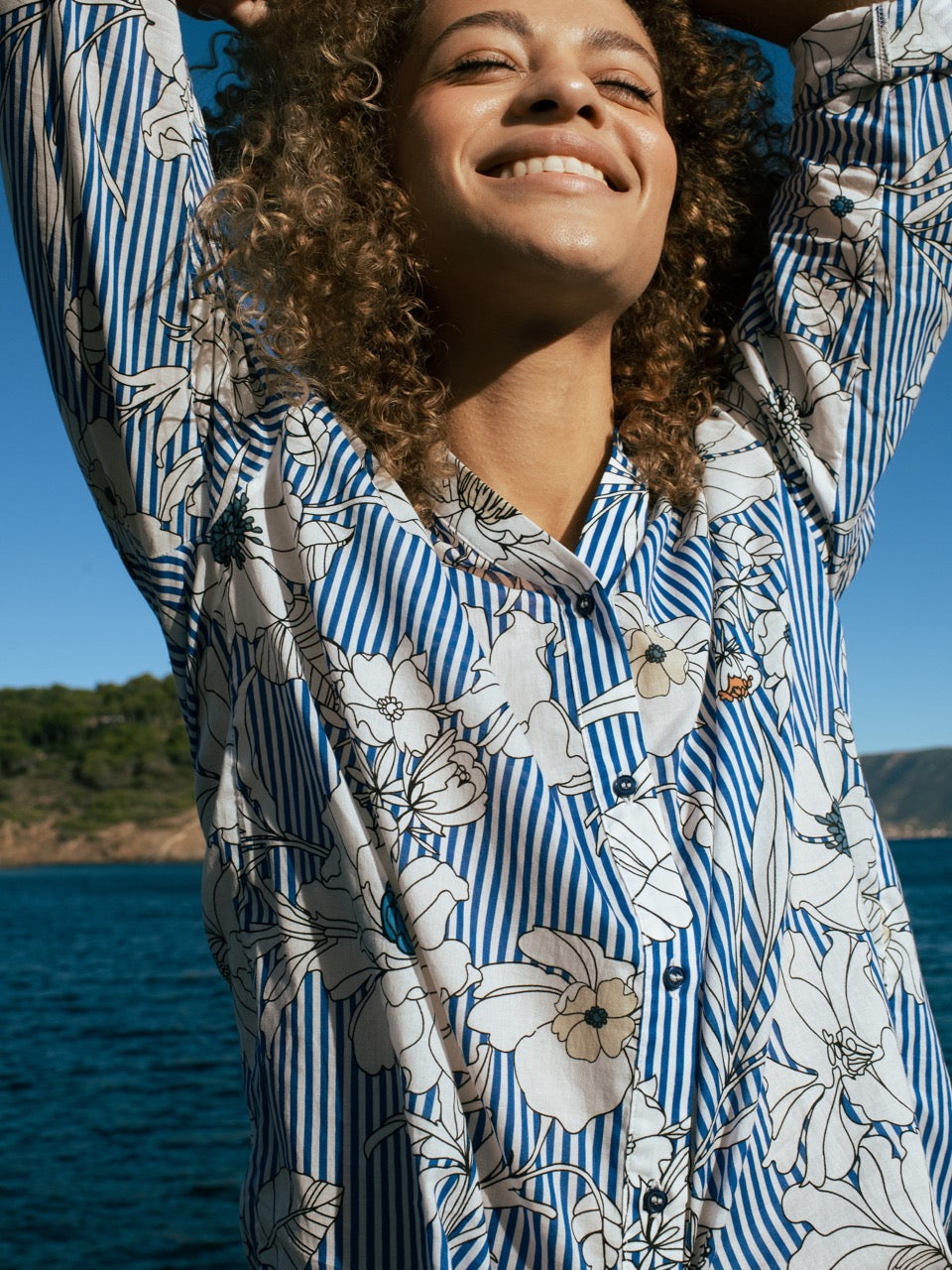 Gestreifte Bluse mit Blumenprint