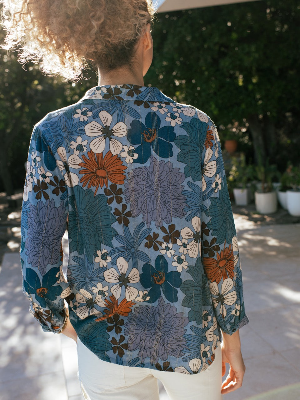 Bluse mit Rüschen und Blumen