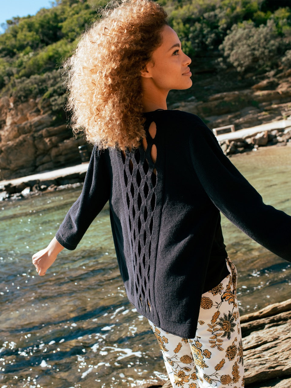 Strickjacke mit Lochmuster hinten