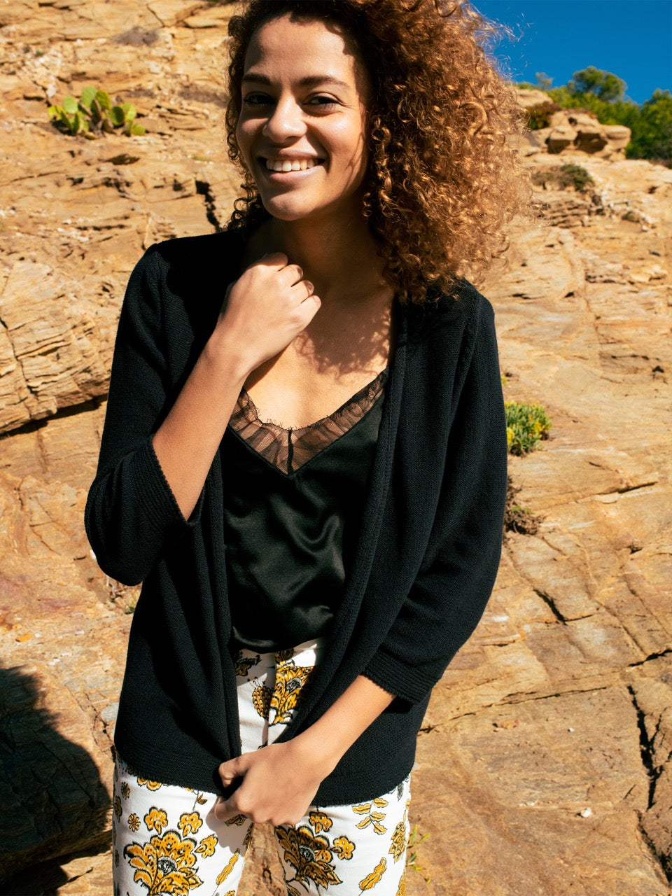Strickjacke mit Lochmuster hinten