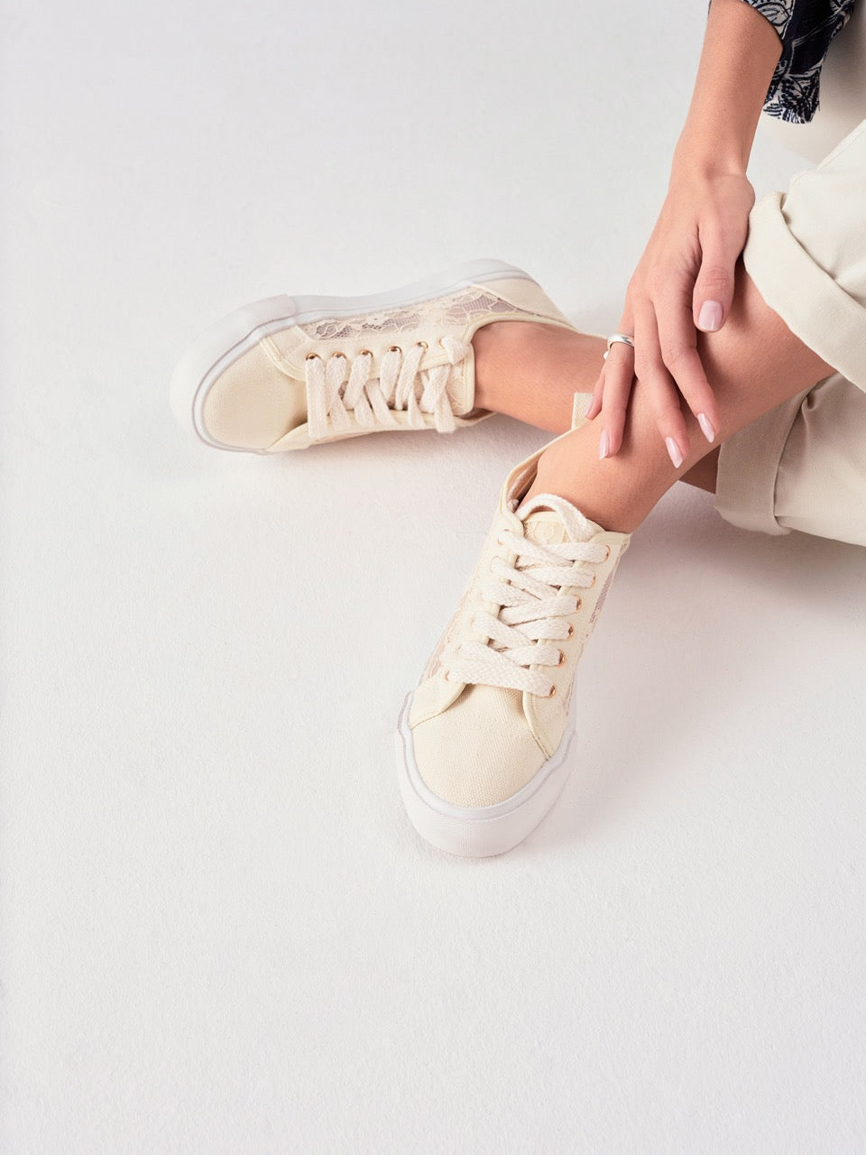 Sneakers mit Spitze