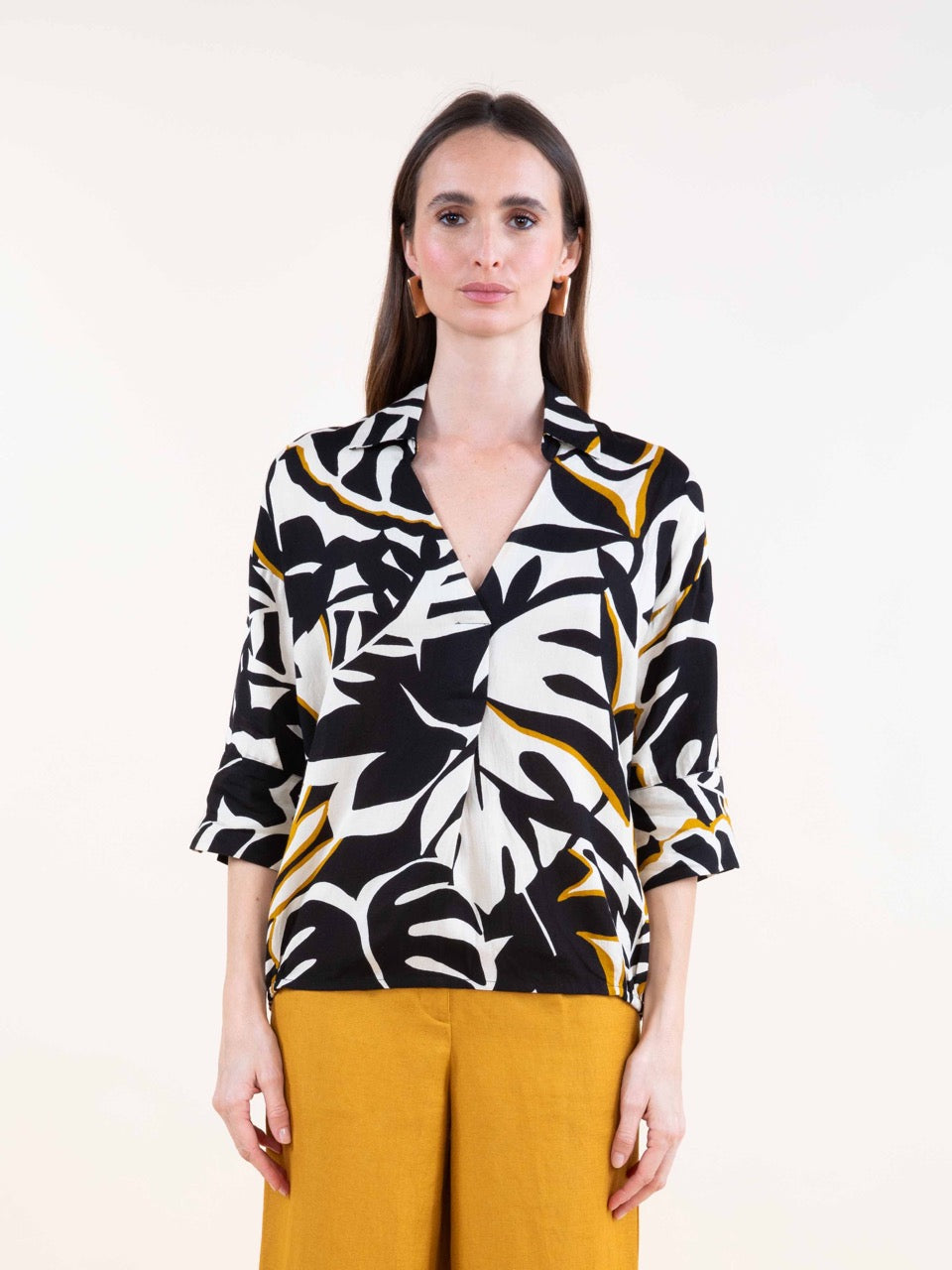 Bluse aus Halbleinen in Schwarz