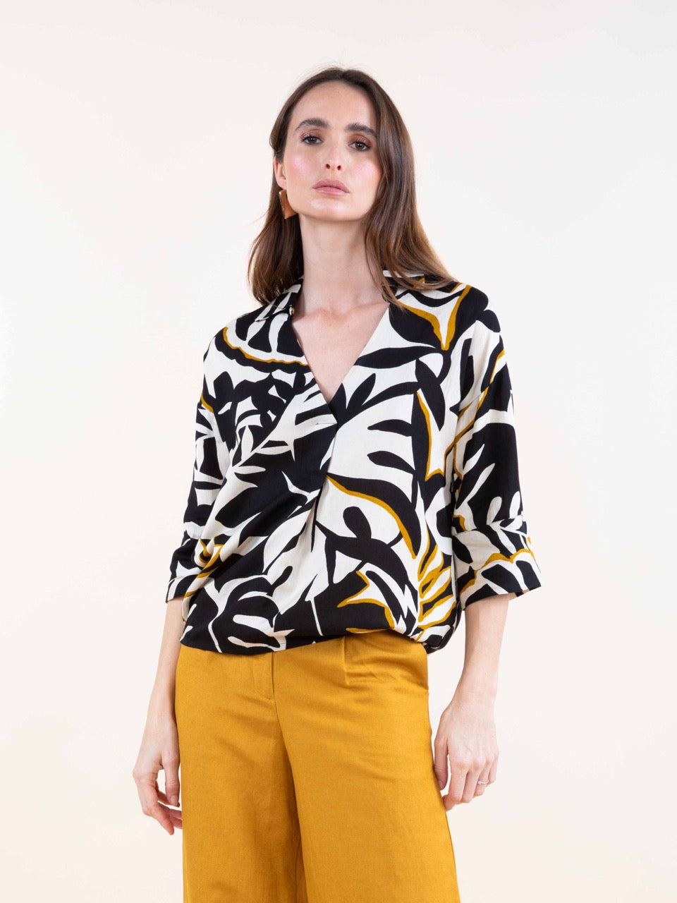 Bluse aus Halbleinen in Schwarz