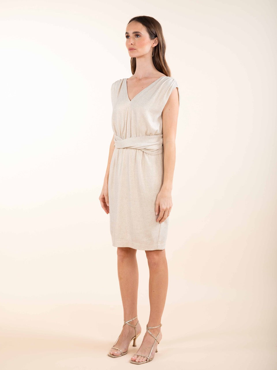 Tailliertes Kleid in Sandfarben
