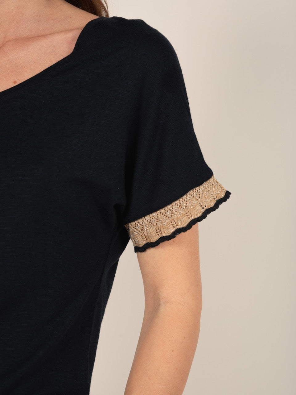 Verziertes T-Shirt in Schwarz