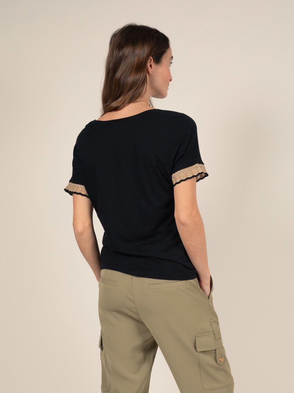 Verziertes T-Shirt in Schwarz