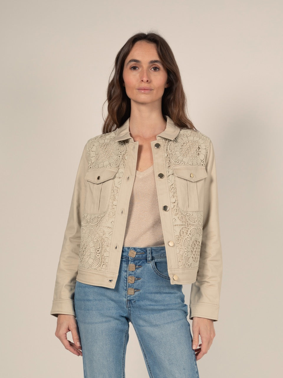 Kurze Makramee-Jacke in Hellbraun