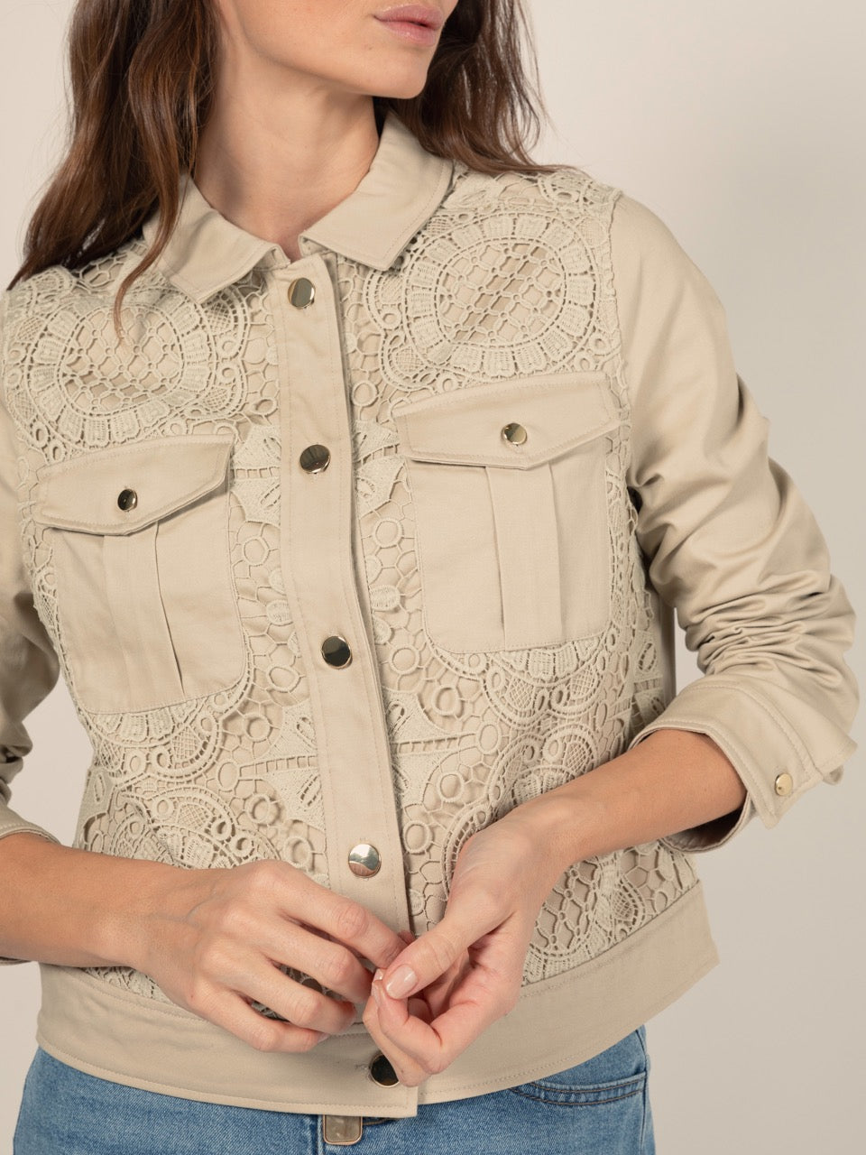 Kurze Makramee-Jacke in Hellbraun