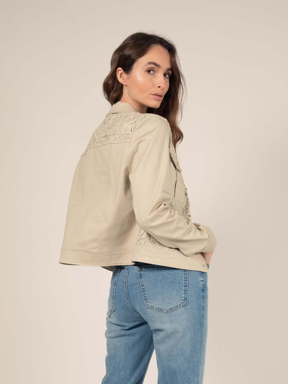 Kurze Makramee-Jacke in Hellbraun