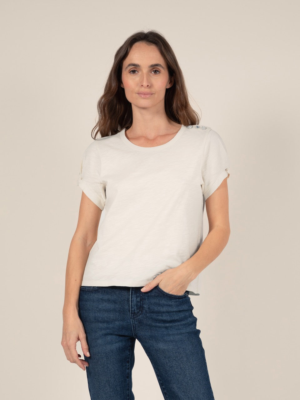 T-Shirt mit Schmuckknöpfen in Beige