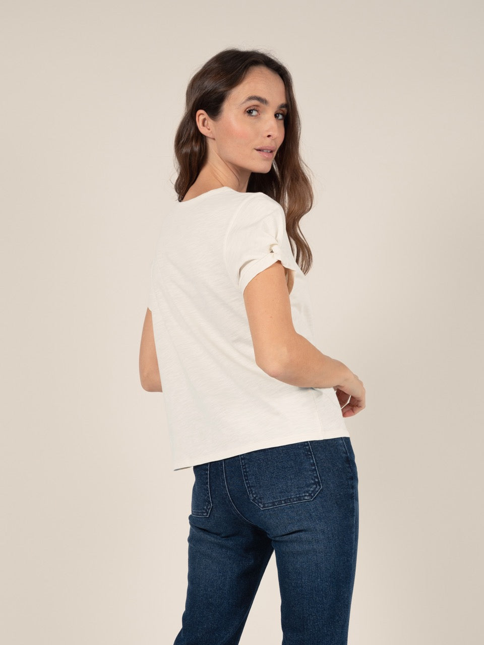 T-Shirt mit Schmuckknöpfen in Beige