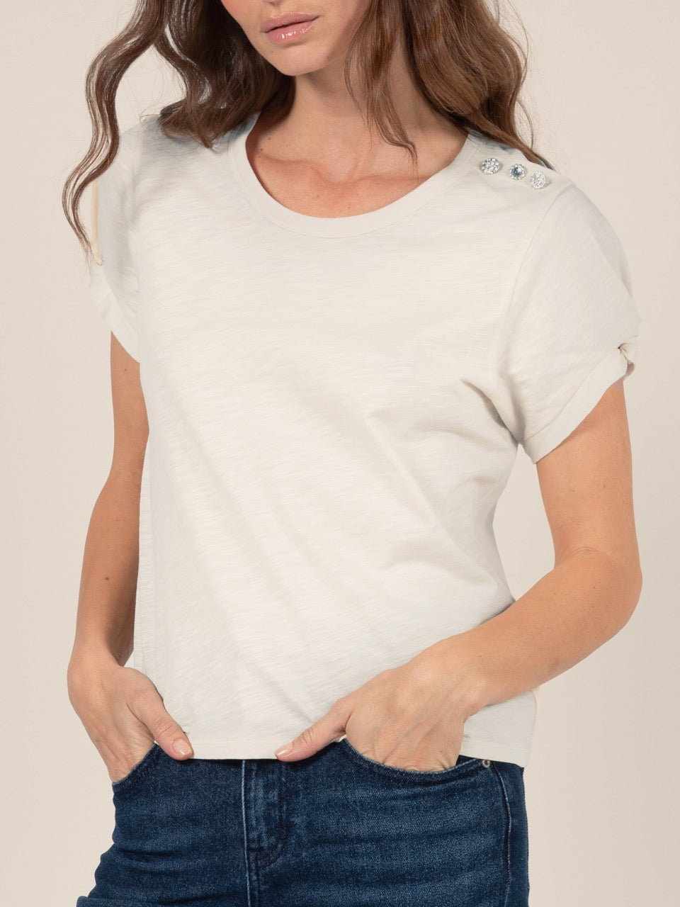 T-Shirt mit Schmuckknöpfen in Beige