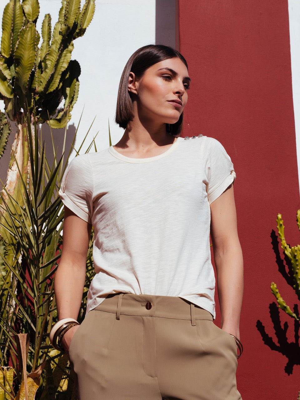 T-Shirt mit Schmuckknöpfen in Beige