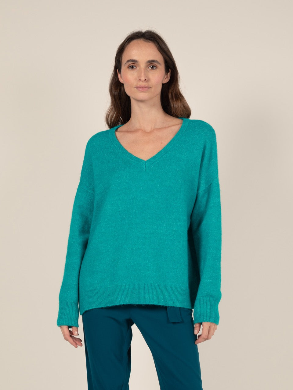 Einfarbiger Pullover mit V-Ausschnitt in Türkis