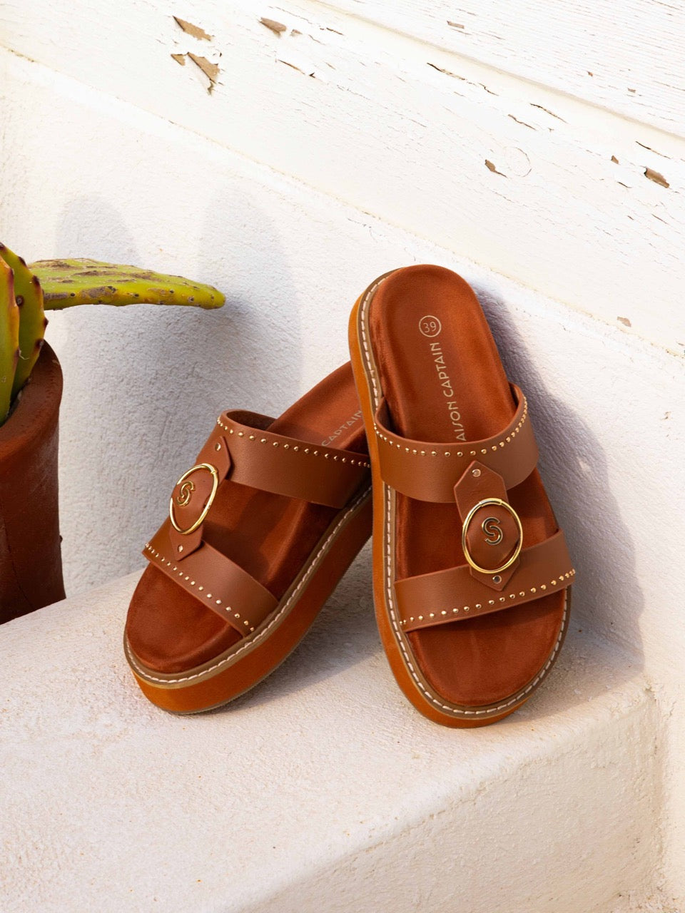 Sandalen mit goldenen Details