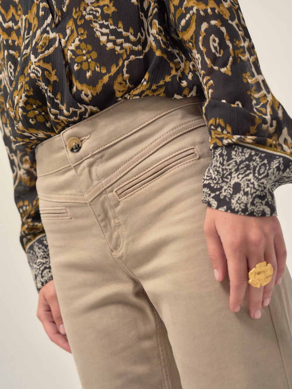 Hosen mit Knöpfen am Bein
