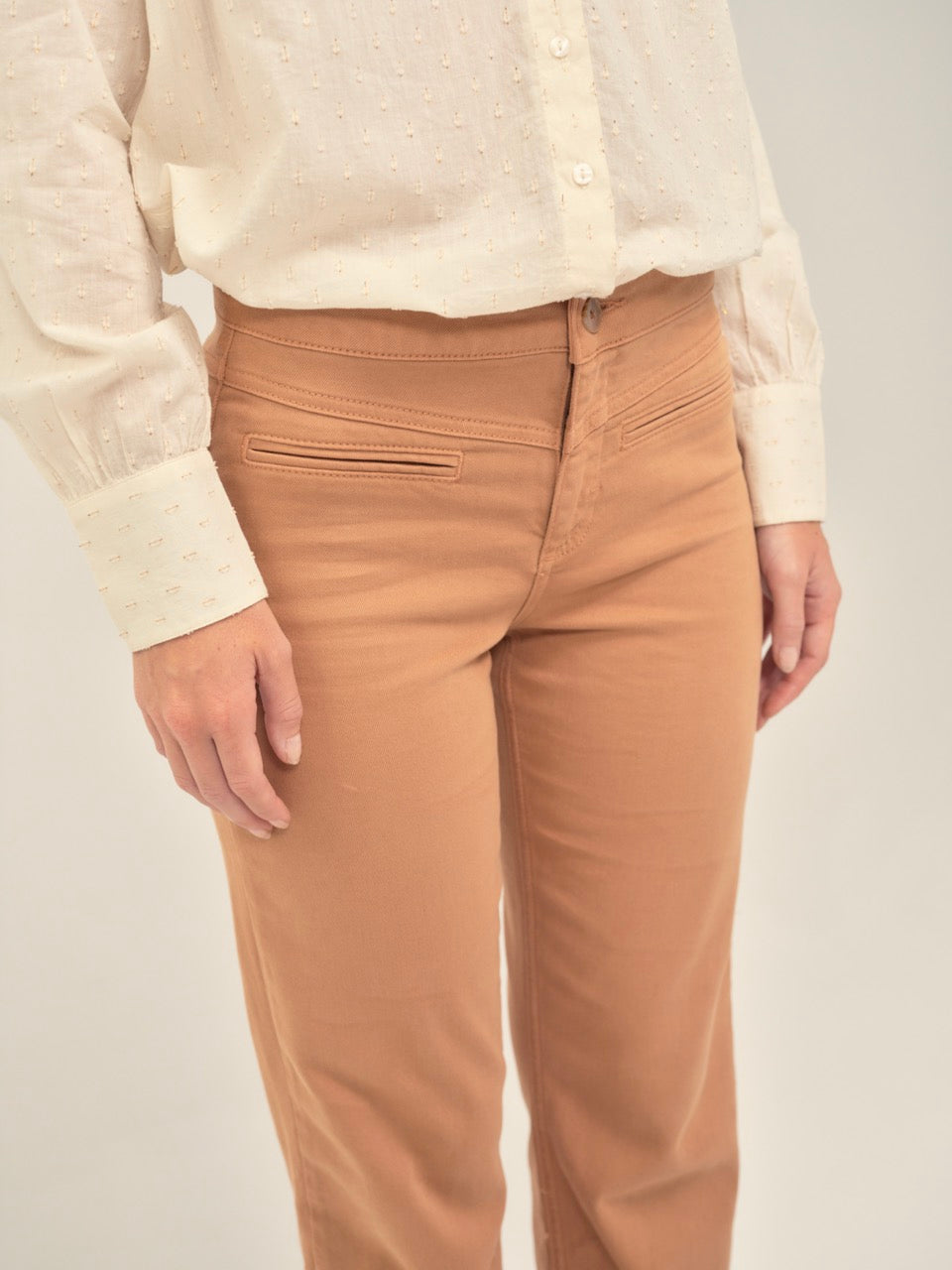 Hosen mit Knöpfen am Bein