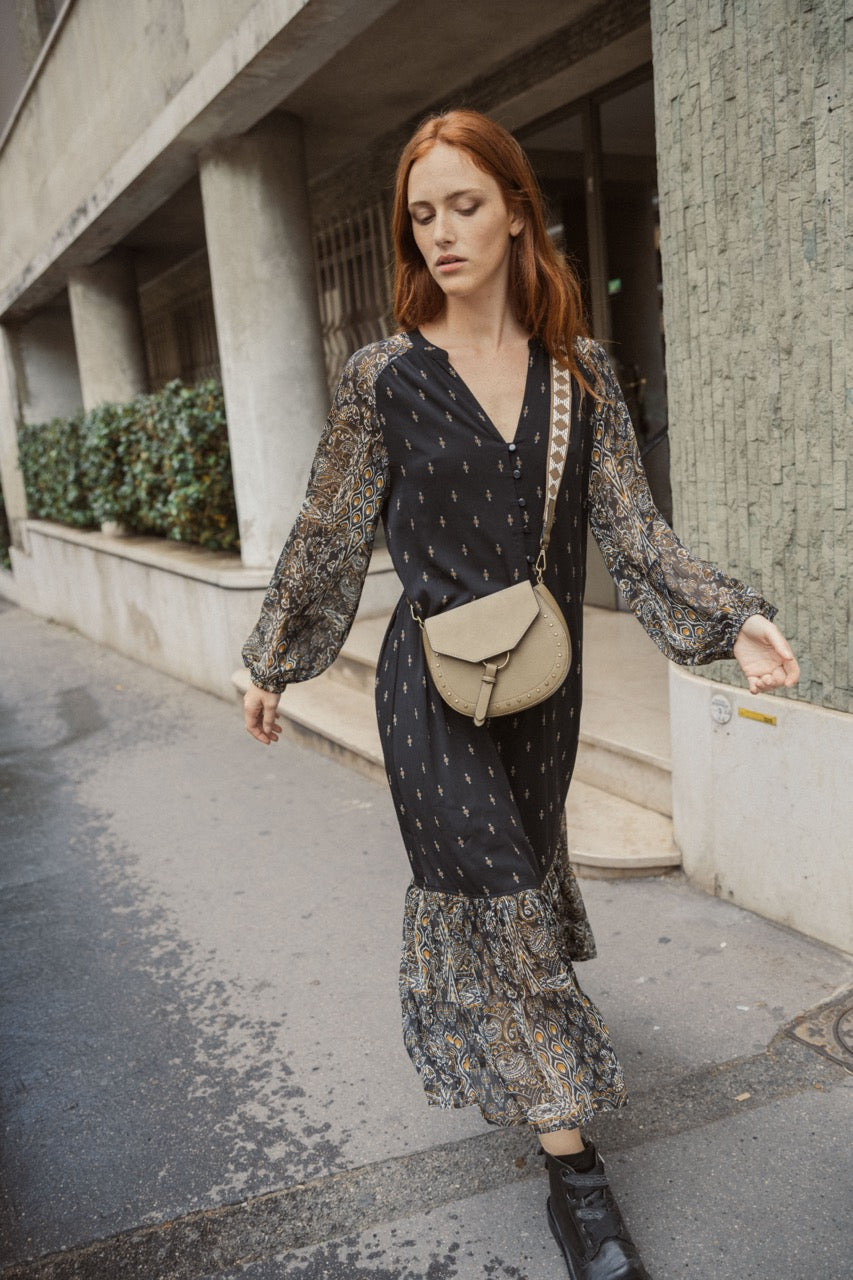 Nietenbesetzte Tasche mit Duo-Schulterriemen