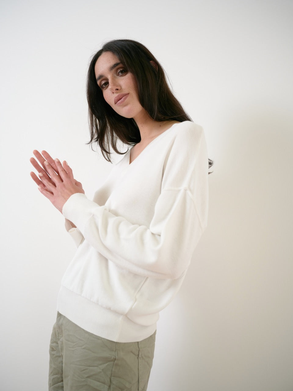 Pullover mit V-Ausschnitt und Lochmuster-Detail