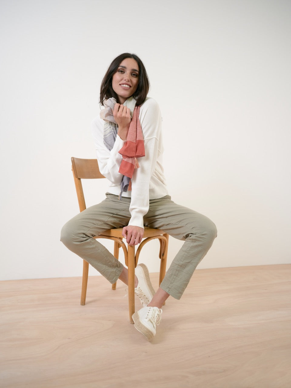 Pullover mit V-Ausschnitt und Lochmuster-Detail