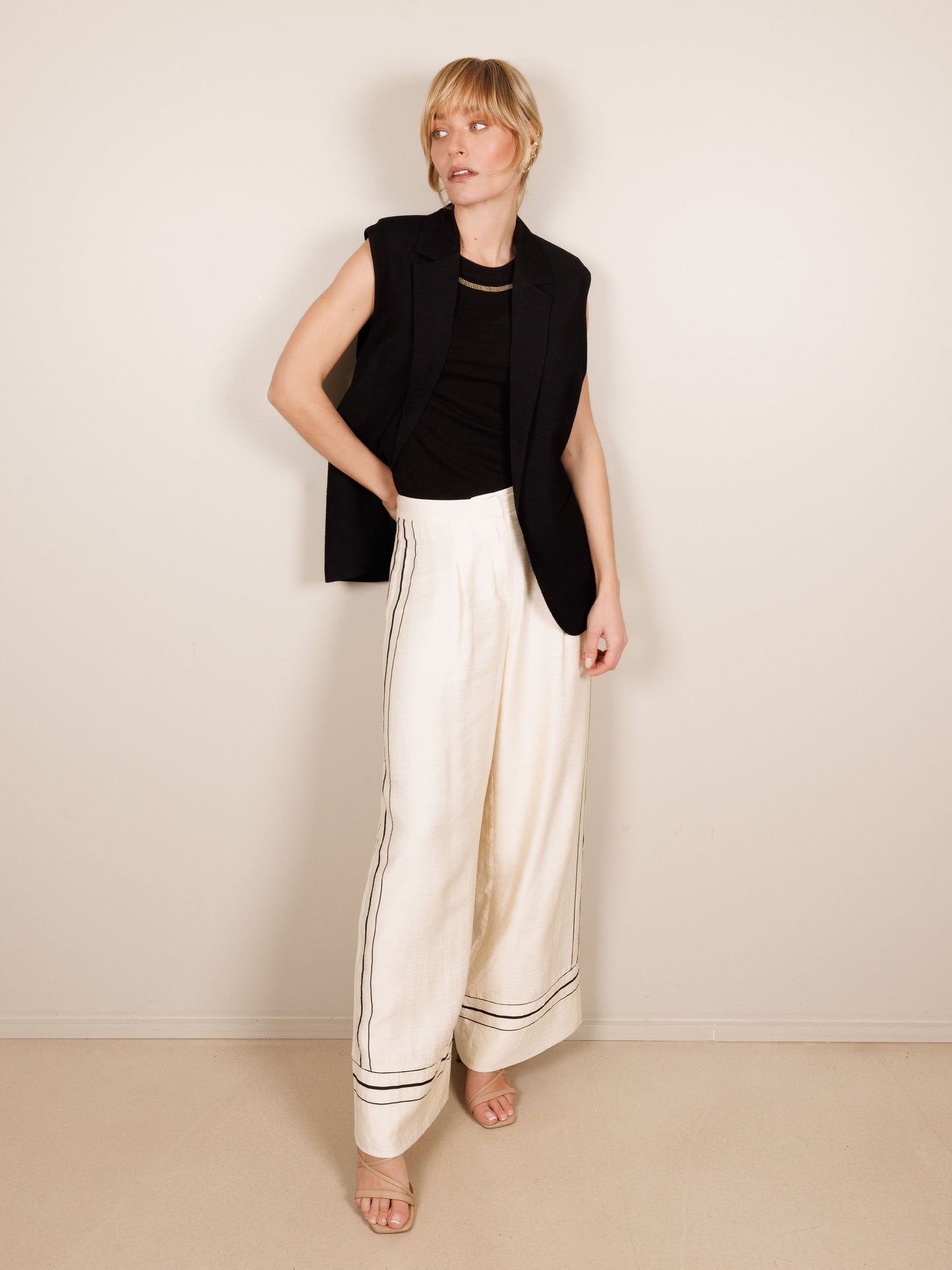 Ärmelloser Blazer in Schwarz