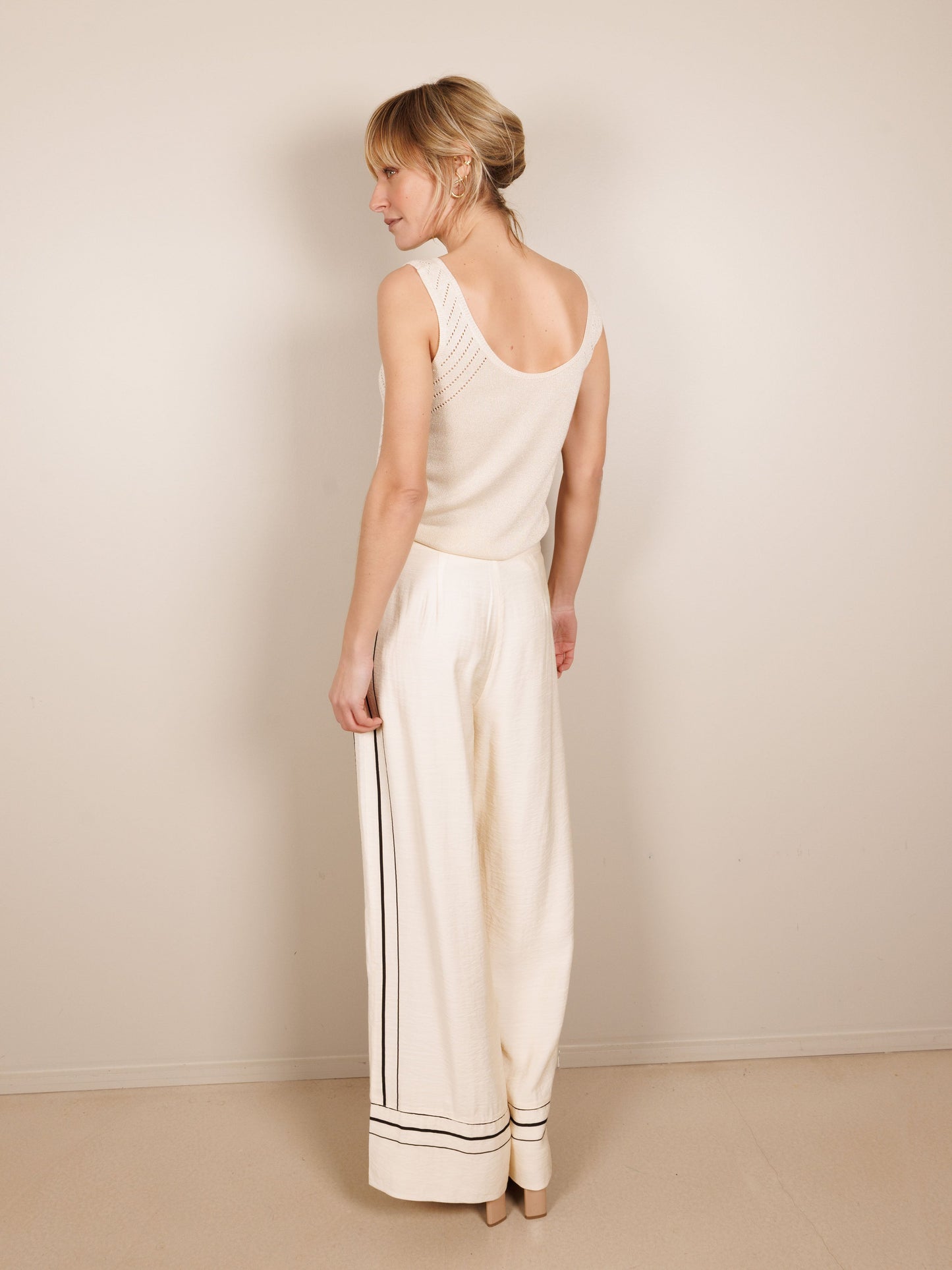 Weite, fließende Hose in Creme