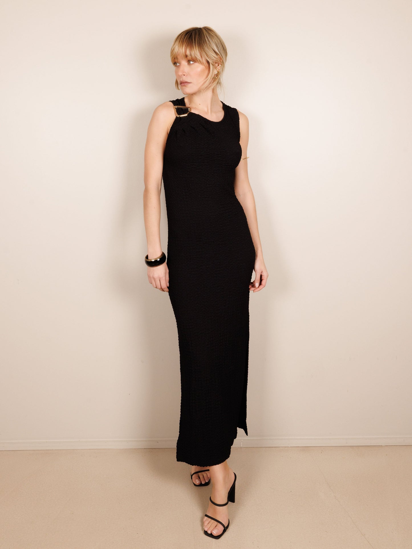 Langes Kleid mit Prägedruck