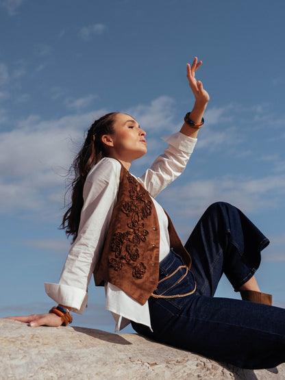 Bestickte Weste aus Wildlederimitat