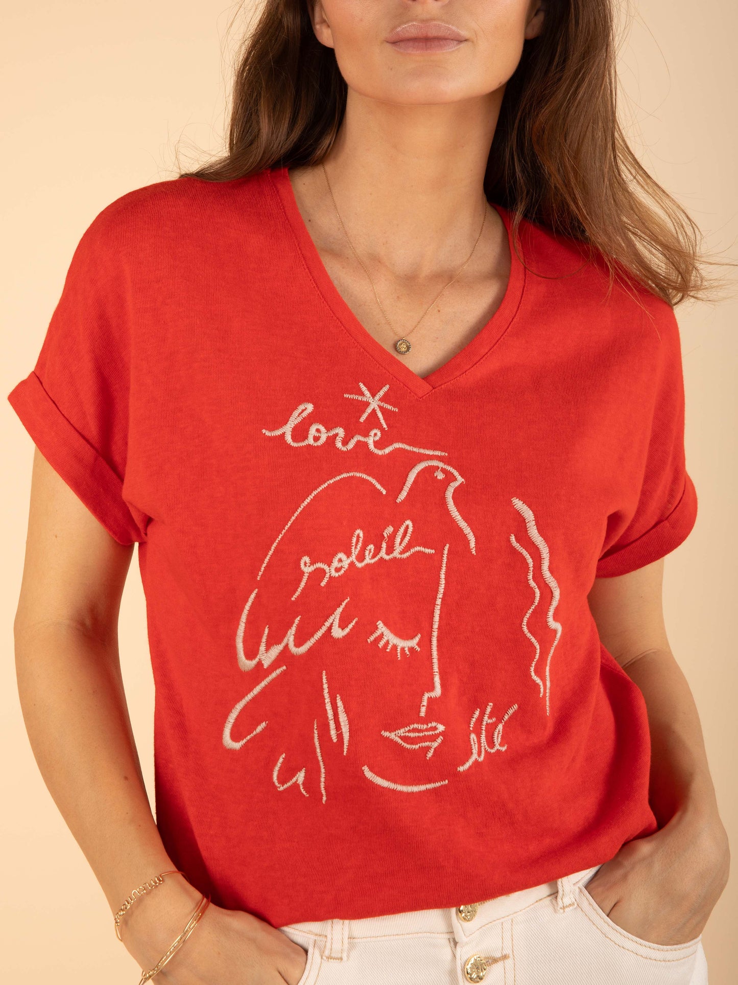 Bedrucktes T-Shirt mit V-Ausschnitt in Orange