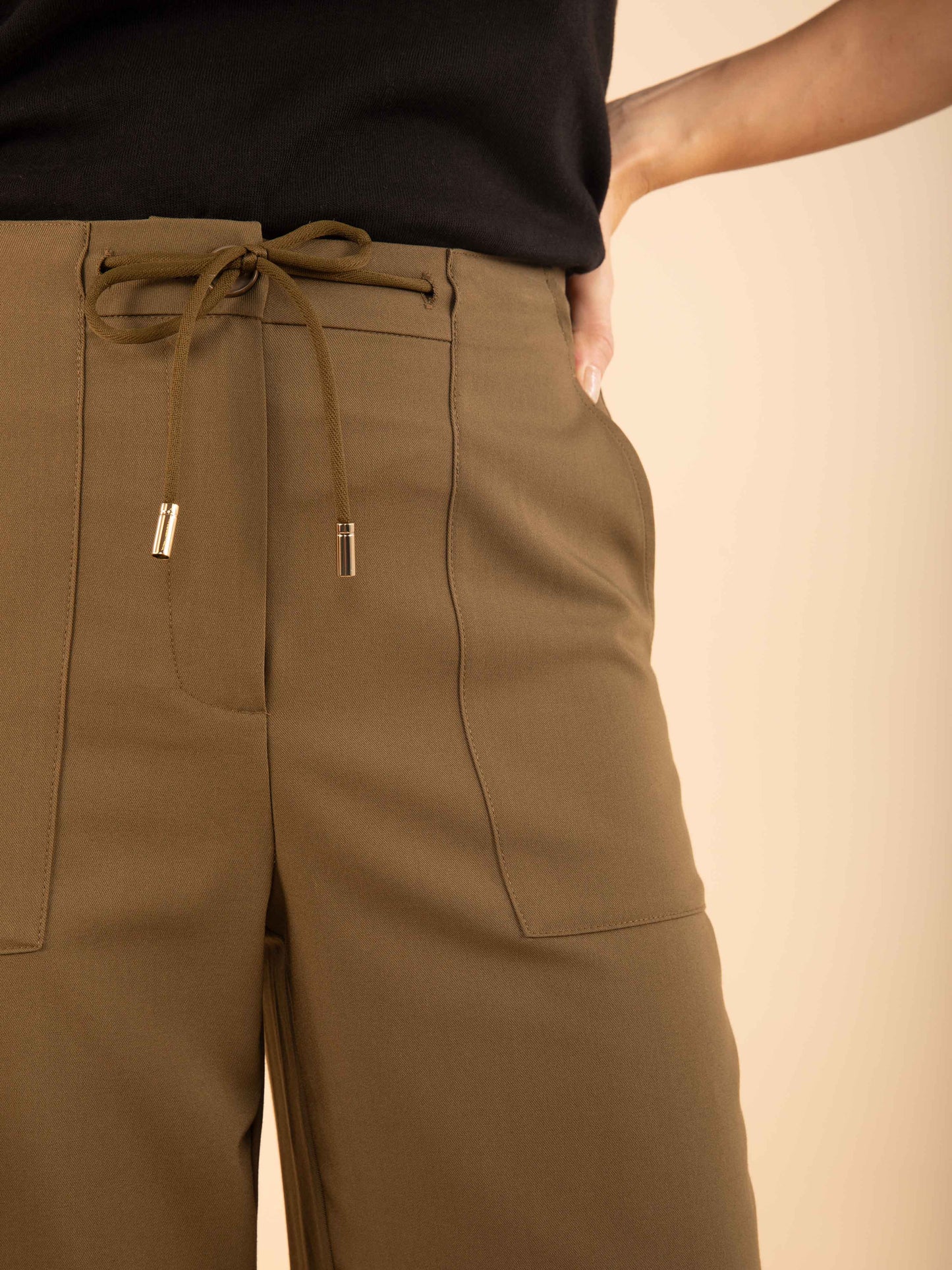 Weite, sportlich-schicke Hose in Kaki