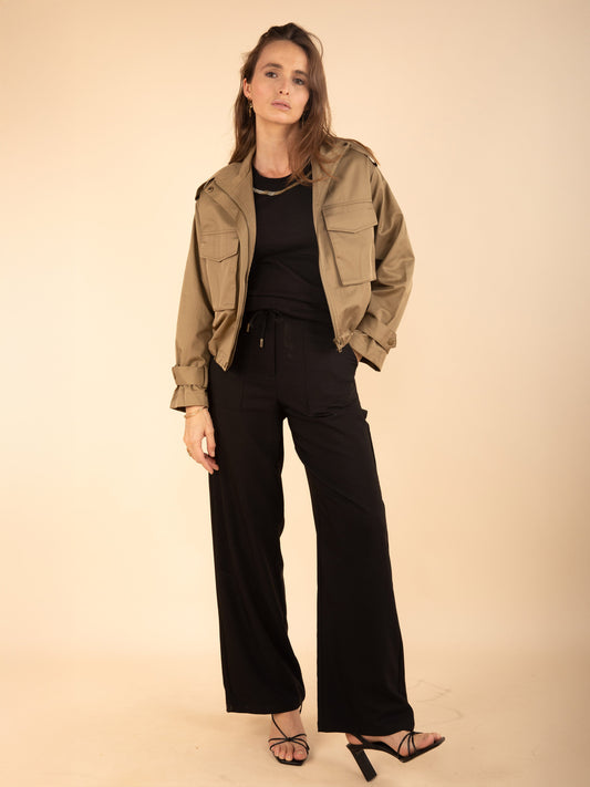 Weite, sportlich-schicke Hose in Schwarz