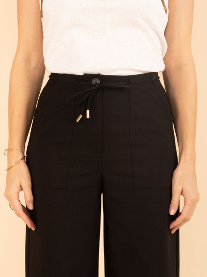 Weite, sportlich-schicke Hose in Schwarz