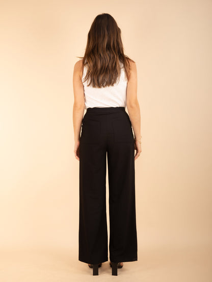 Weite, sportlich-schicke Hose in Schwarz