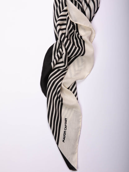 Zweifarbiger gestreifter Schal